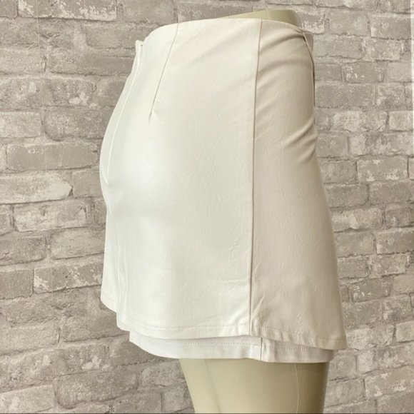 SOLD | NWT Le Chateau Ivory Faux Leather Mini Skirt - Picture 3 of 16